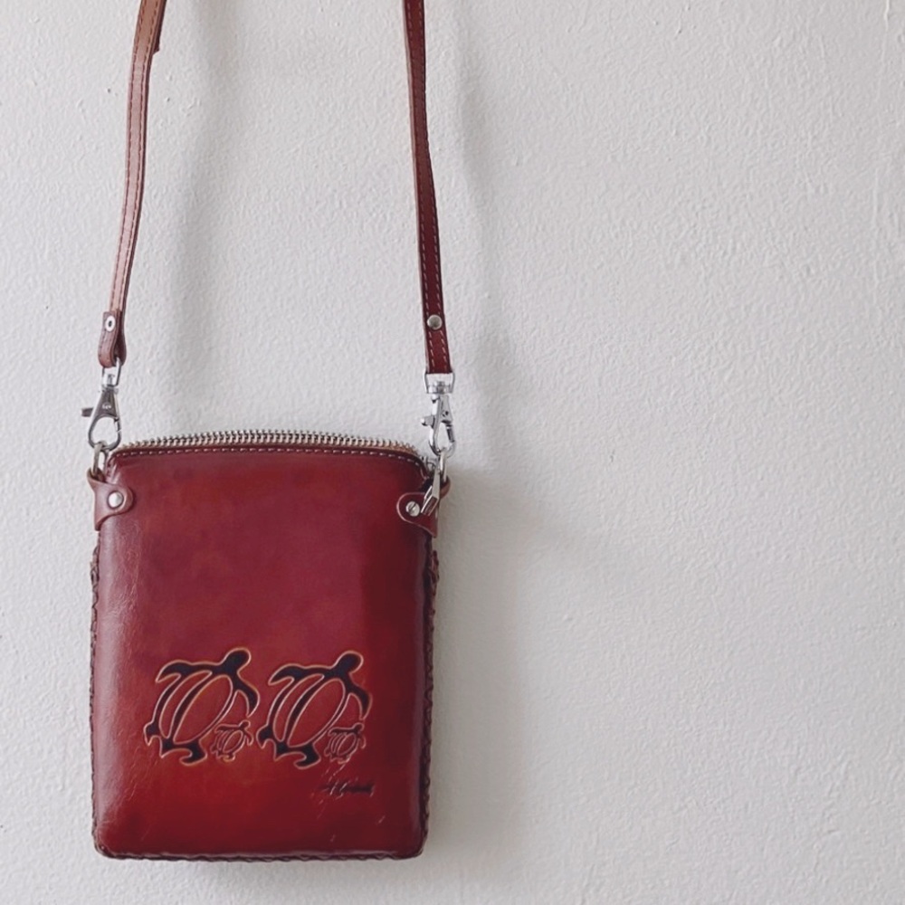 Vintage • Hawaii Honu Leather Crossbody Purse in Brown